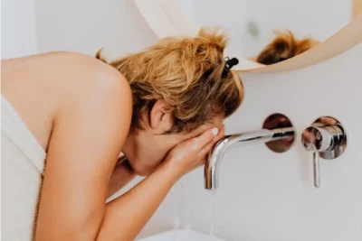 Jak zminimalizować zużycie wody podczas mycia twarzy?